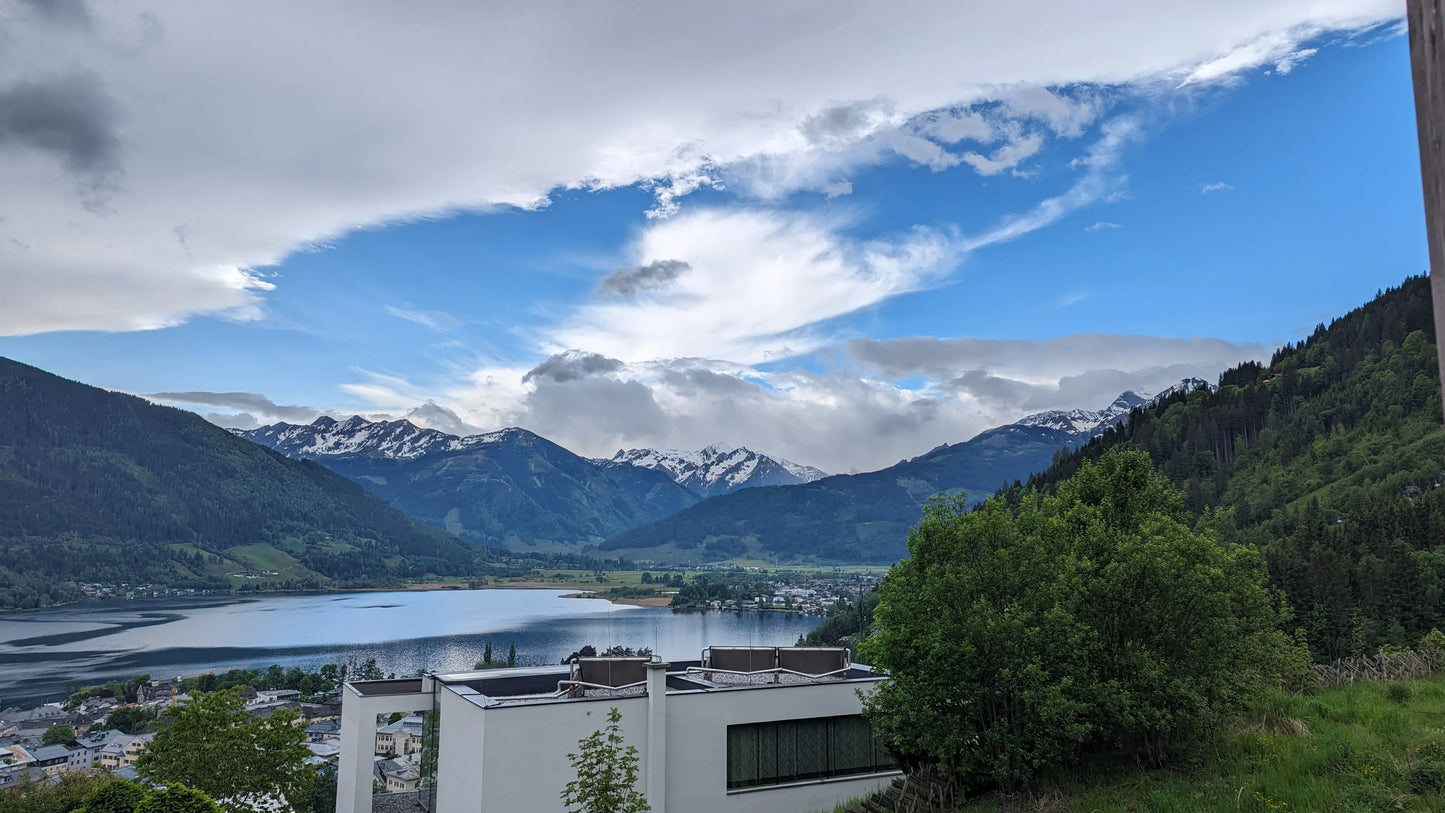 Scenic view Lake Zell (Zeller See) in the Austrian Alps, surrounded by the dramatic peaks of the Hohe Tauern National Park.